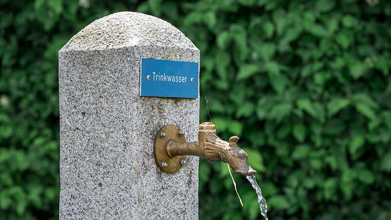 Brunnen mit Trinkwasser Brunnen mit Trinkwasser