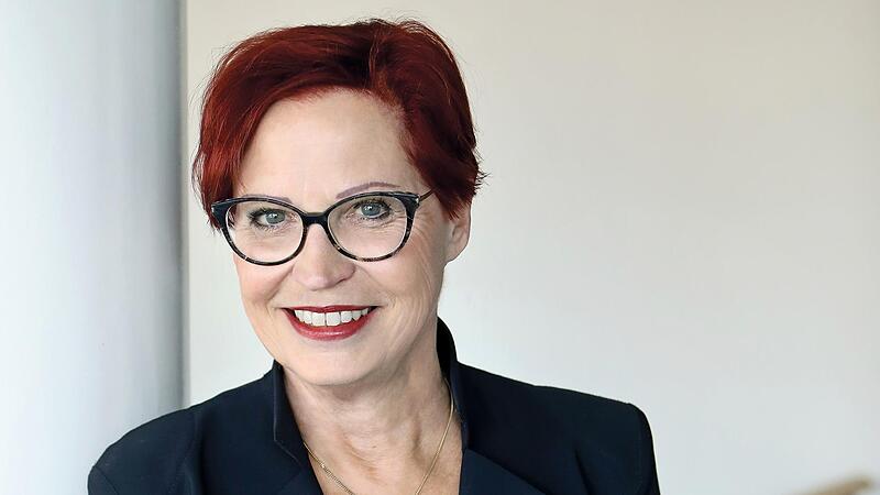 Die Intendantin des E.T.A.-Hoffmann-Theaters m&ouml;chte ihren Vertrag gerne um zwei Jahre verl&auml;ngern, damit sie die Corona-Jahre nachholen kann. Die Entscheidung steht demn&auml;chst an, hinter den Kulissen formt sich scharfe Kritik.