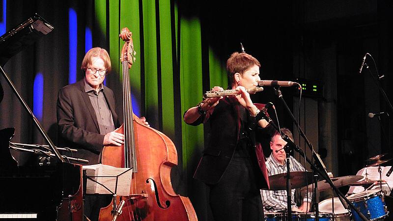 Karolina Strassmayer spielt die Querfl&ouml;te, begleitet von Thomas Stabenow (Bass) und Drori Mondlak (Schlagzeug).
