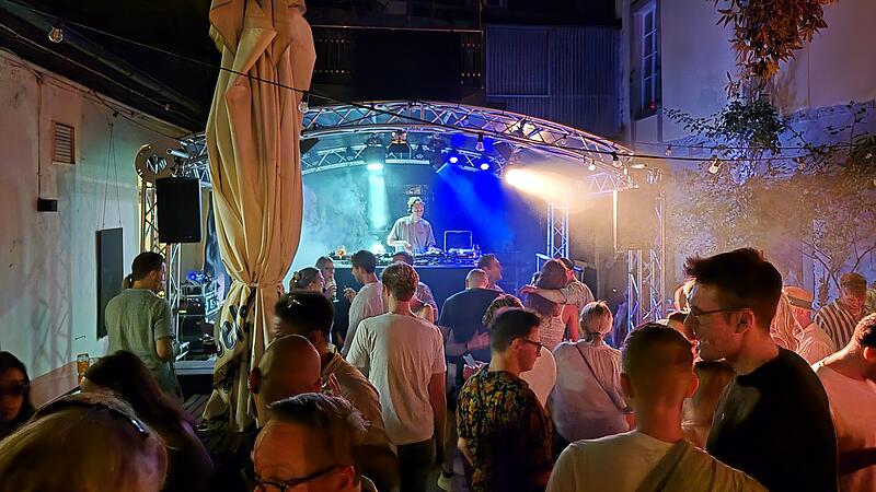 Im Zapfhahn tanzen die Sandkerwa-Gänger zur DJ-Musik