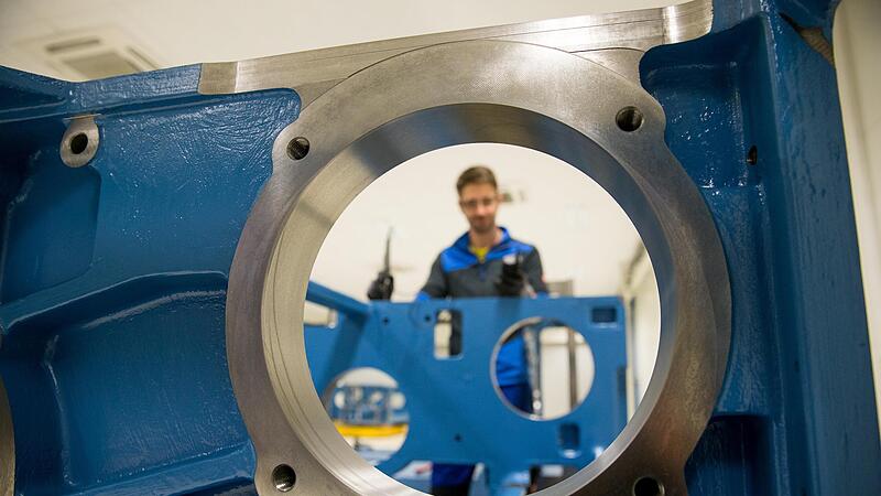 Lahme Konjunktur, zu hohe Kosten: Die Koenig & Bauer AG in Würzburg hat am Freitag den Abbau von Arbeitsplätzen angekündigt. Lahme Konjunktur, zu hohe Kosten: Die Koenig & Bauer AG in Würzburg hat am Freitag den Abbau von Arbeitsplätzen angekündigt.
