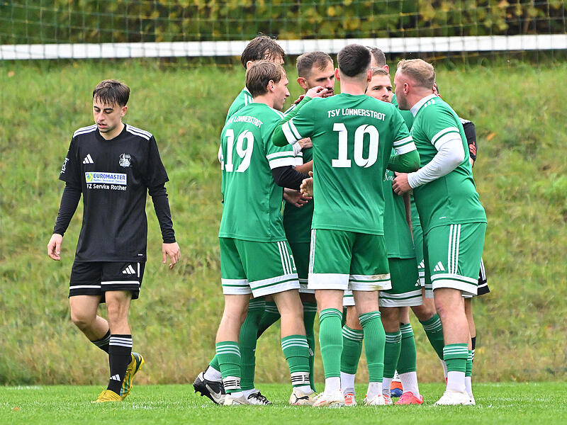 Jubel beim TSV Lonnerstadt nach Pascal Schreibers zwischenzeitlichem 2:0: In M&ouml;hrendorf holte das Team vom Sonnenh&uuml;gel die n&auml;chsten drei Punkte.