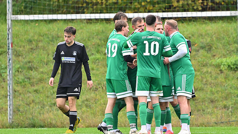 Jubel beim TSV Lonnerstadt nach Pascal Schreibers zwischenzeitlichem 2:0: In M&ouml;hrendorf holte das Team vom Sonnenh&uuml;gel die n&auml;chsten drei Punkte.