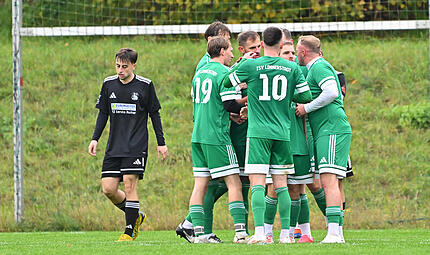 Jubel beim TSV Lonnerstadt nach Pascal Schreibers zwischenzeitlichem 2:0: In M&ouml;hrendorf holte das Team vom Sonnenh&uuml;gel die n&auml;chsten drei Punkte.