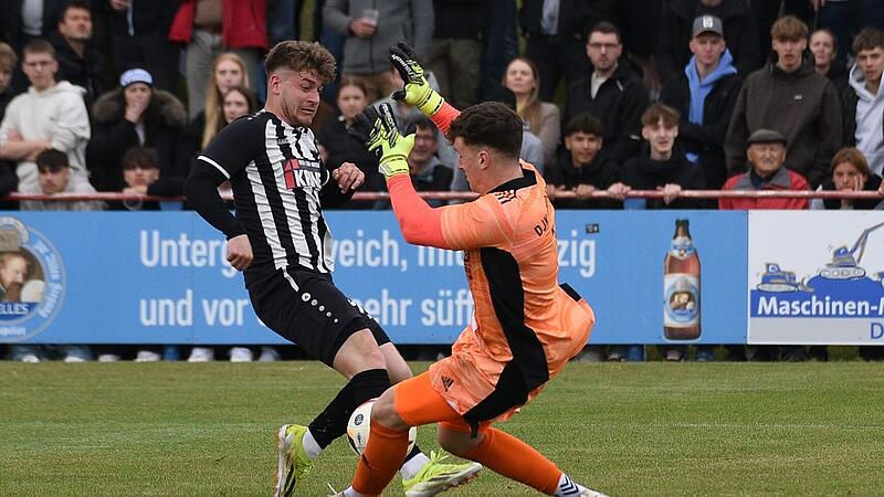 Der Dampfacher Torwart Noah Mack (rechts) ließ im Rückspiel keinen Sander Treffer zu und sicherte so seiner Mannschaft den Einzug in die zweite Relegationsrunde.
