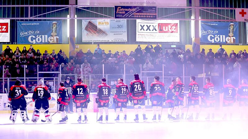 Erneut auf zahlreiche Unterstützung hoffen die Spieler der Haßfurter Hawks am Freitagabend, wenn im Stadion Am Großen Anger die Entscheidung angesichts des Halbfinal-Einzugs der Landesliga-Play-offs ansteht. Das dritte Spiel gegen die Pegnitzer Ic... Erneut auf zahlreiche Unterstützung hoffen die Spieler der Haßfurter Hawks am Freitagabend, wenn im Stadion Am Großen Anger die Entscheidung angesichts des Halbfinal-Einzugs der Landesliga-Play-offs ansteht. Das dritte Spiel gegen die Pegnitzer Ic...