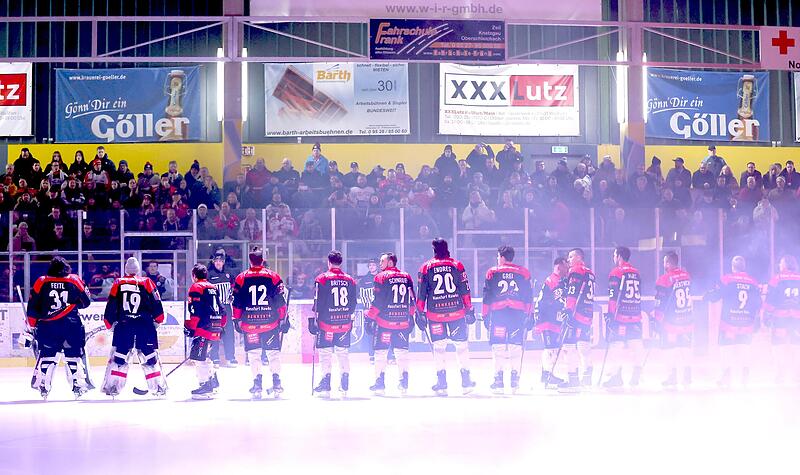 Erneut auf zahlreiche Unterstützung hoffen die Spieler der Haßfurter Hawks am Freitagabend, wenn im Stadion Am Großen Anger die Entscheidung angesichts des Halbfinal-Einzugs der Landesliga-Play-offs ansteht. Das dritte Spiel gegen die Pegnitzer Ic... Erneut auf zahlreiche Unterstützung hoffen die Spieler der Haßfurter Hawks am Freitagabend, wenn im Stadion Am Großen Anger die Entscheidung angesichts des Halbfinal-Einzugs der Landesliga-Play-offs ansteht. Das dritte Spiel gegen die Pegnitzer Ic...