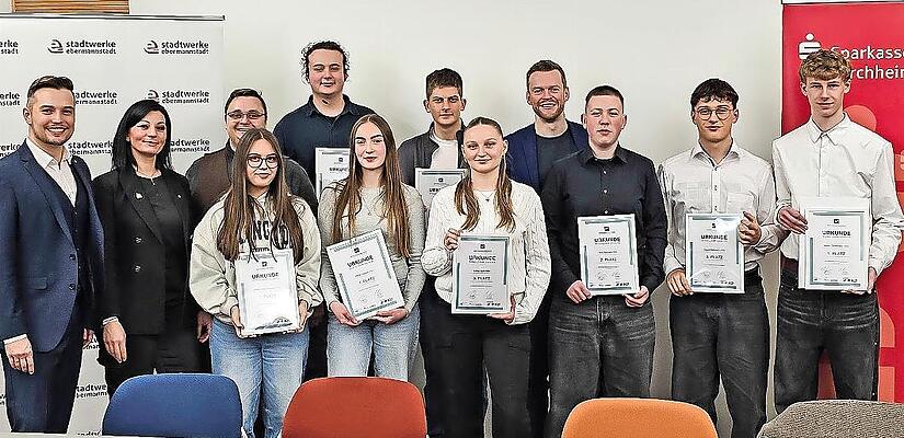 Preisverleihung: In der vorderen Reihe sind zu sehen (v.l.) Damla Kotza-Moumin und Maria Thomas (beide Herder-Gymnasium Forchheim, 10c), Emilie Suft (Georg-Hartmann-Realschule Forchheim, 10b), Max Dachert, David Hofmann und Moritz Dittenhöfer (all...