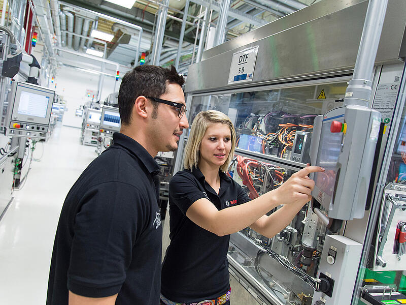 Mitarbeiter bei Bosch in der Qualit&auml;tskontrolle: Der Technologiekonzern hat in Bamberg in den vergangenen Jahren still und leise mehrere tausend Stellen abgebaut.