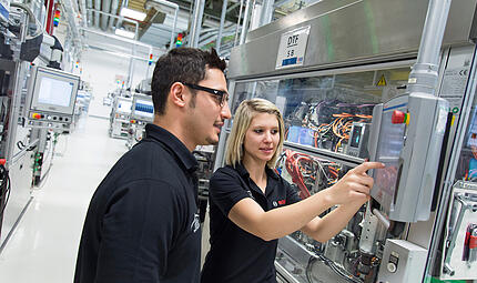 Mitarbeiter bei Bosch in der Qualit&auml;tskontrolle: Der Technologiekonzern hat in Bamberg in den vergangenen Jahren still und leise mehrere tausend Stellen abgebaut.