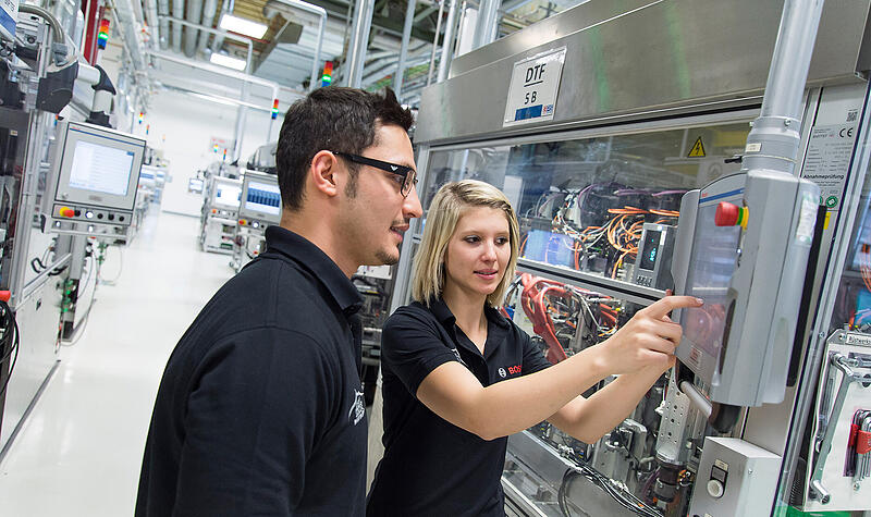 Mitarbeiter bei Bosch in der Qualit&auml;tskontrolle: Der Technologiekonzern hat in Bamberg in den vergangenen Jahren still und leise mehrere tausend Stellen abgebaut.