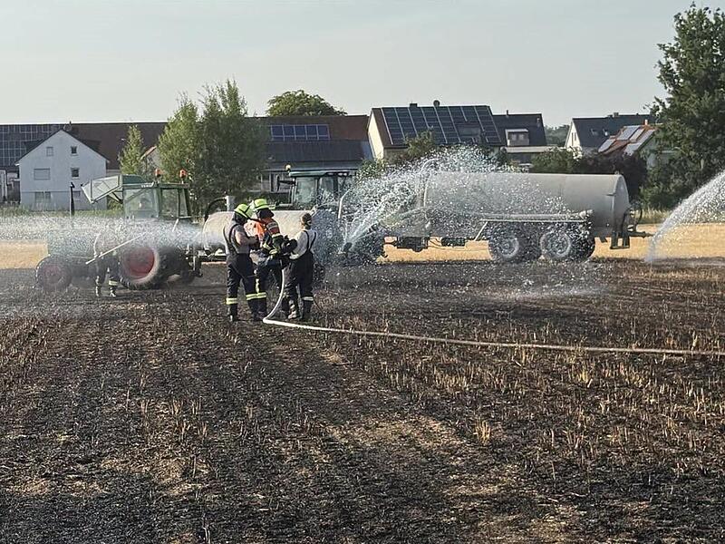 Brand nahe Erlangen bei Extremhitze: Feuerwehr erhält unerwartete Hilfe Brand nahe Erlangen bei Extremhitze: Feuerwehr erhält unerwartete Hilfe