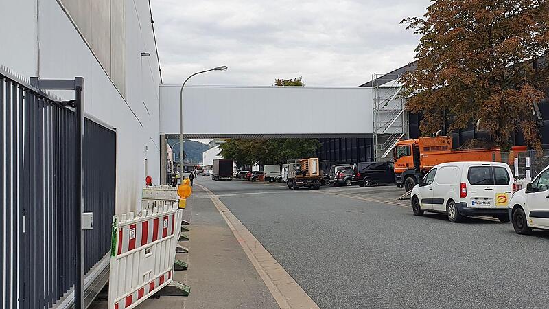 Die &Uuml;berbauung der Gummistra&szlig;e durch die Kulmbacher Brauerei wurde in den vergangenen Wochen realisiert. Nach einer langen Sperrung kann der Verkehr nun wieder flie&szlig;en.