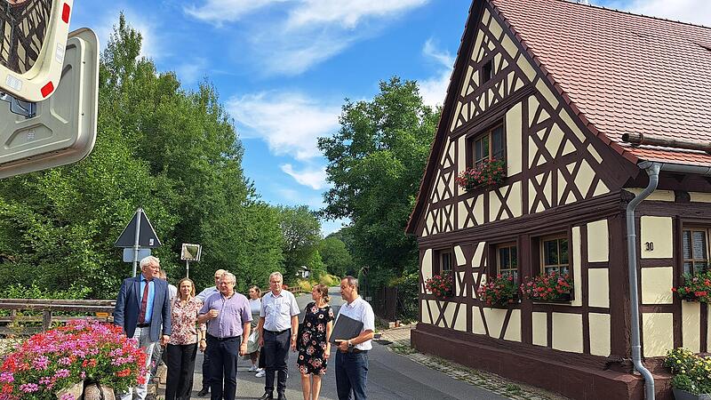 Im Buttenheimer Gemeindeteil Frankendorf stehen umfangreiche und komplizierte Arbeiten für die Erneuerung der Ortsdurchfahrt an. Der Bauauschuss sah sich die Situation bei seiner Informationsfahrt an.