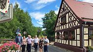 Im Buttenheimer Gemeindeteil Frankendorf stehen umfangreiche und komplizierte Arbeiten für die Erneuerung der Ortsdurchfahrt an. Der Bauauschuss sah sich die Situation bei seiner Informationsfahrt an.
