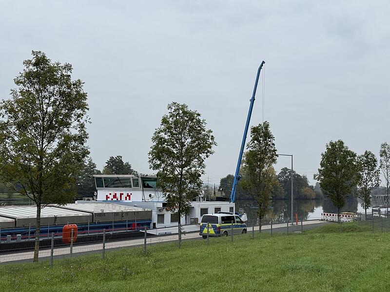 Mehrere Stunden lang war die Schifffahrt auf dem Main bei Bamberg aufgrund des Unfalles gesperrt.