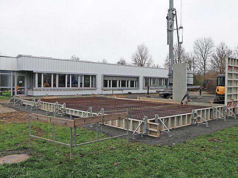 Die Bauarbeiten für das Kreativzentrum haben bereits angefangen. Demnächst wird die Bodenplatte gegossen, bevor das Gebäude errichtet wird.