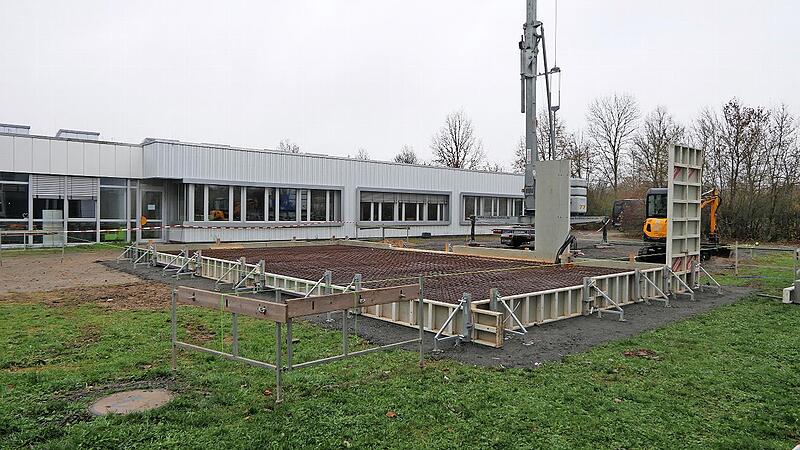 Die Bauarbeiten für das Kreativzentrum haben bereits angefangen. Demnächst wird die Bodenplatte gegossen, bevor das Gebäude errichtet wird.