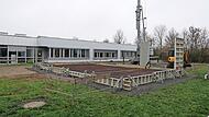 Die Bauarbeiten für das Kreativzentrum haben bereits angefangen. Demnächst wird die Bodenplatte gegossen, bevor das Gebäude errichtet wird.