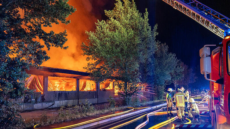 B173 bei Lichtenfels: Großbrand von Sarghalle B173 bei Lichtenfels: Großbrand von Sarghalle