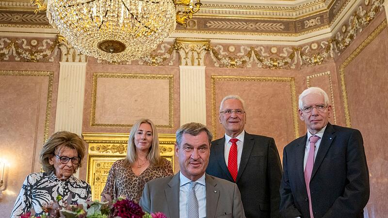 Ministerpr&auml;sident S&ouml;der unterzeichnet &Auml;nderungsvertrag