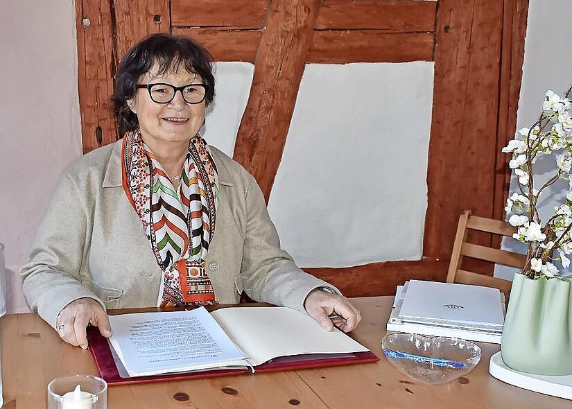 Die B&uuml;rgermeisterin der Gemeinde Hiltpoltstein Gisela Schulze-Bauer arbeitet sich in ihrem Amtszimmer durch Akten.