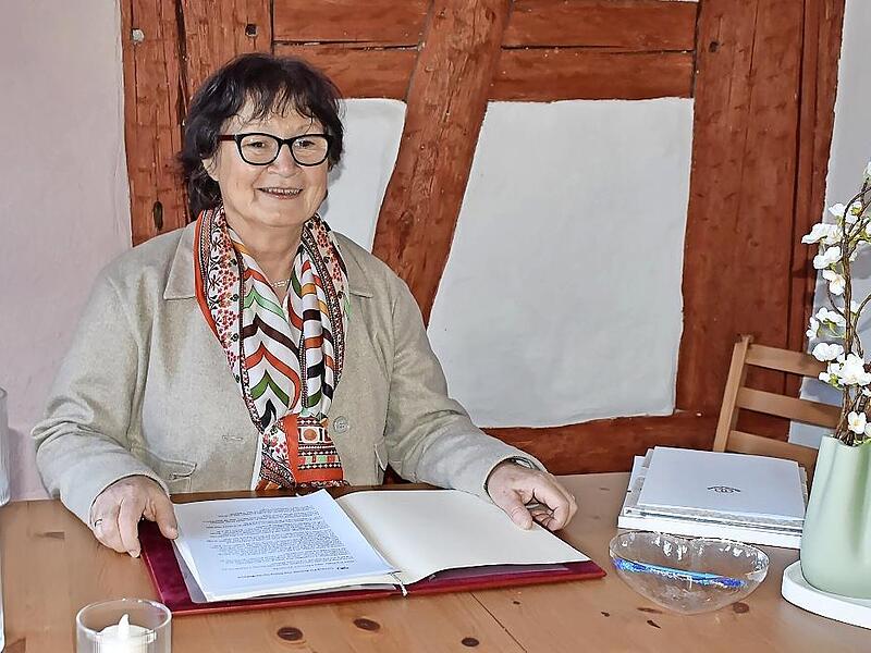 Die B&uuml;rgermeisterin der Gemeinde Hiltpoltstein Gisela Schulze-Bauer arbeitet sich in ihrem Amtszimmer durch Akten.