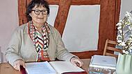 Die B&uuml;rgermeisterin der Gemeinde Hiltpoltstein Gisela Schulze-Bauer arbeitet sich in ihrem Amtszimmer durch Akten.