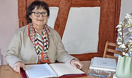 Die Bürgermeisterin der Gemeinde Hiltpoltstein, Gisela Schulze-Bauer, arbeitet sich in ihrem Amtszimmer durch Akten.Forchheim & Fränkische Schweiz Die Bürgermeisterin der Gemeinde Hiltpoltstein Gisela Schulze-Bauer arbeitet sich in ihrem Amtszimmer durch Akten.
