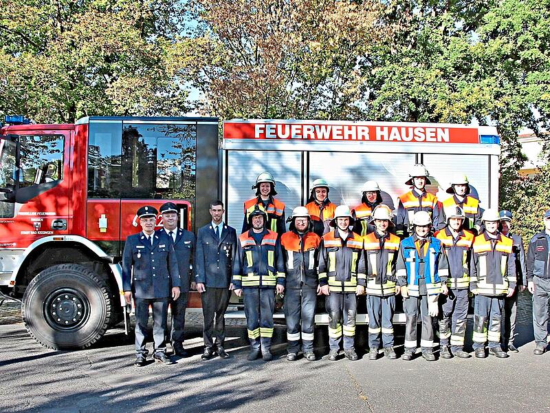 Gruppenbild mit Ausbildern und Schiedsrichtern: Nach erfolgreicher Pr&uuml;fung traten die Teilnehmerinnen und Teilnehmer zum Erinnerungsfoto an.Martin M&uuml;ller