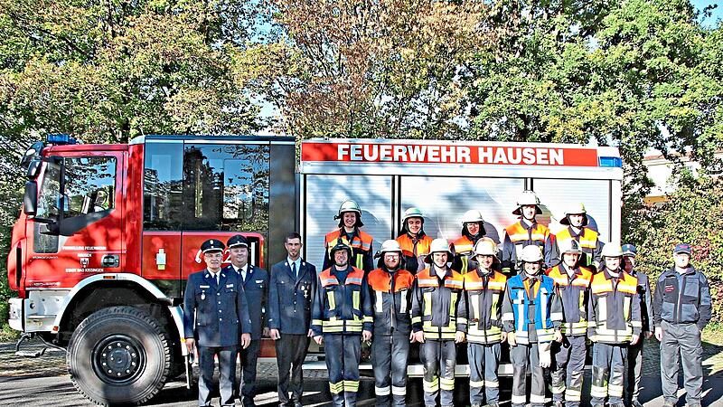 Gruppenbild mit Ausbildern und Schiedsrichtern: Nach erfolgreicher Pr&uuml;fung traten die Teilnehmerinnen und Teilnehmer zum Erinnerungsfoto an.Martin M&uuml;ller