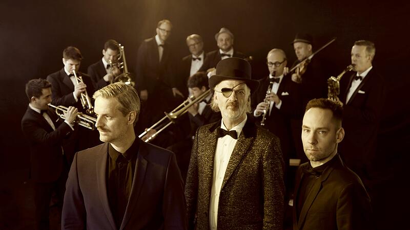 Das Moka Efti Orchestra aus der Serie Babylon Berlin wird beim Kissinger Sommer auftreten. Vorne von links stehen Mario Kamien, Nikko Weidemann und Sebastian Borkowski, im Hintergrund die Jazzband.