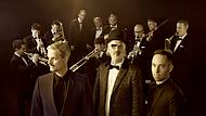 Das Moka Efti Orchestra aus der Serie Babylon Berlin wird beim Kissinger Sommer auftreten. Vorne von links stehen Mario Kamien, Nikko Weidemann und Sebastian Borkowski. Das Moka Efti Orchestra aus der Serie Babylon Berlin wird beim Kissinger Sommer auftreten. Vorne von links stehen Mario Kamien, Nikko Weidemann und Sebastian Borkowski, im Hintergrund die Jazzband.