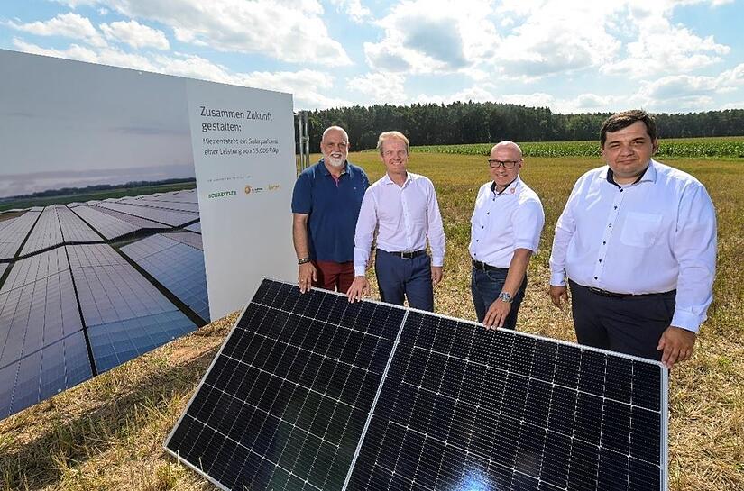 Gemeinsamer Termin am Standort der neuen Photovoltaikanlage: (v.l.) Herzogenaurachs Zweiter B&uuml;rgermeister Georgios Halkias, Andreas Schick, Dietmar Klenk und Petru-Catalin Scafaru, Leiter Schaeffler Production System und Production Technology.