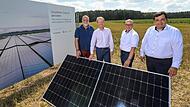 Gemeinsamer Termin am Standort der neuen Photovoltaikanlage: (v.l.) Herzogenaurachs Zweiter Bürgermeister Georgios Halkias, Andreas Schick, Dietmar Klenk und Petru-Catalin Scafaru, Leiter Schaeffler Production System und Production Technology. Gemeinsamer Termin am Standort der neuen Photovoltaikanlage: (v.l.) Herzogenaurachs Zweiter Bürgermeister Georgios Halkias, Andreas Schick, Dietmar Klenk und Petru-Catalin Scafaru, Leiter Schaeffler Production System und Production Technology.