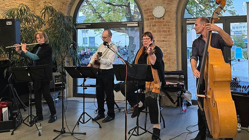 Die Klezmergruppe &bdquo;Passage&ldquo;: Dorothea Deinlein, G&uuml;nter Deinlein, Renate Heinrich, Andreas Hellmut (von links)