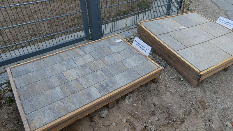 Kleinformatiges Pflaster (links) wird in Nebenbereichen und der Stra&szlig;eneinfasung verwendet, w&auml;hrend das gro&szlig;e Pflaster (rechts)die Fahrbahn im Kreuzungsbereich St. Nikolausgasse/Pfarrgasse und an der Einm&uuml;ndung zur Hauptstra&szlig;e verlegt wird.