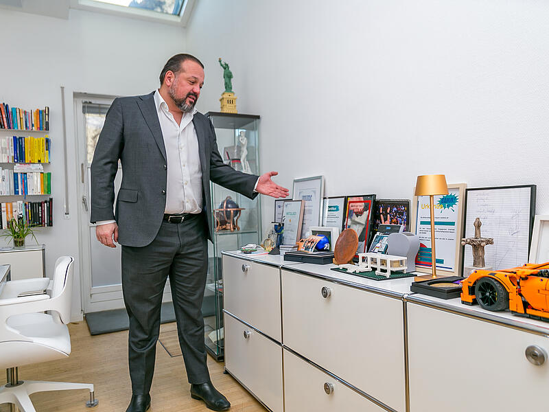 Tino Reichardt f&uuml;hlt sich wohl in seinem B&uuml;ro, das liegt auch an seinen zahlreichen Sammelst&uuml;cken. Noch  lieber w&uuml;rde er nur ins Oberb&uuml;rgermeisterzimmer wechseln.