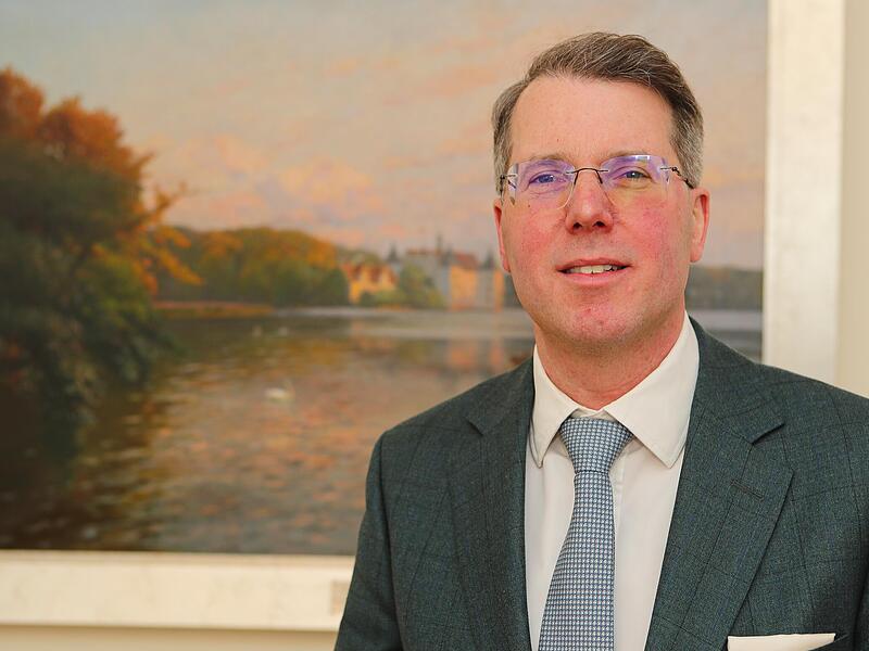 Im B&uuml;ro von Hubertus Prinz von Sachsen-Coburg und Gotha: Im Hintergrund ist ein Gem&auml;lde von Schloss Gl&uuml;cksburg zu sehen. Bei dem Gem&auml;lde handelt es sich um ein Geschenk der B&uuml;rger der Stadt Gl&uuml;cksburg an Viktoria Adelheid von Schleswig-Holstein-So...