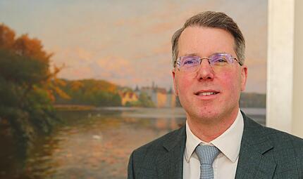 Im B&uuml;ro von Hubertus Prinz von Sachsen-Coburg und Gotha: Im Hintergrund ist ein Gem&auml;lde von Schloss Gl&uuml;cksburg zu sehen. Bei dem Gem&auml;lde handelt es sich um ein Geschenk der B&uuml;rger der Stadt Gl&uuml;cksburg an Viktoria Adelheid von Schleswig-Holstein-So...