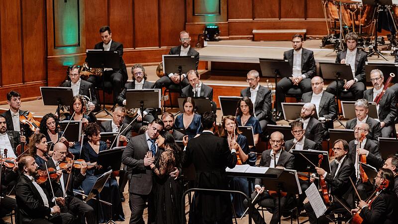Die Sopranistin Carmela Remigio, Tenor Freddie De Tommaso und das Orchestra Sinfonica di Milano. Die Sopranistin Carmela Remigio, Tenor Freddie De Tommaso und das Orchestra Sinfonica di Milano.
