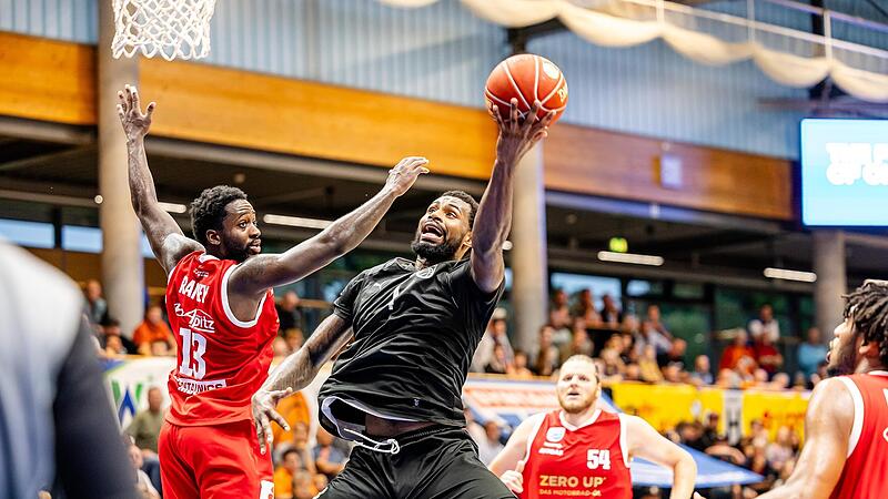 Der Bamberger Neuzugang Adrian Nelson (mit Ball) überzeugte bei der knappen  87:89-Niederlage in Weißenfels mit 17 Punken und sieben Rebounds.
