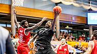 Der Bamberger Neuzugang Adrian Nelson (mit Ball) überzeugte bei der knappen  87:89-Niederlage in Weißenfels mit 17 Punken und sieben Rebounds.