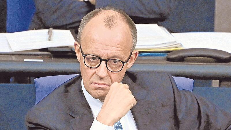 Miserable Umfragewerte und Rentenrebellion in den eigenen Reihen: Der Kanzler ist sieben Monate nach Amtsantritt massiv unter Druck. In der Generaldebatte redet er gegen den Abwärtstrend an. Miserable Umfragewerte und Rentenrebellion in den eigenen Reihen: Der Kanzler ist sieben Monate nach Amtsantritt massiv unter Druck. In der Generaldebatte redet er gegen den Abwärtstrend an.