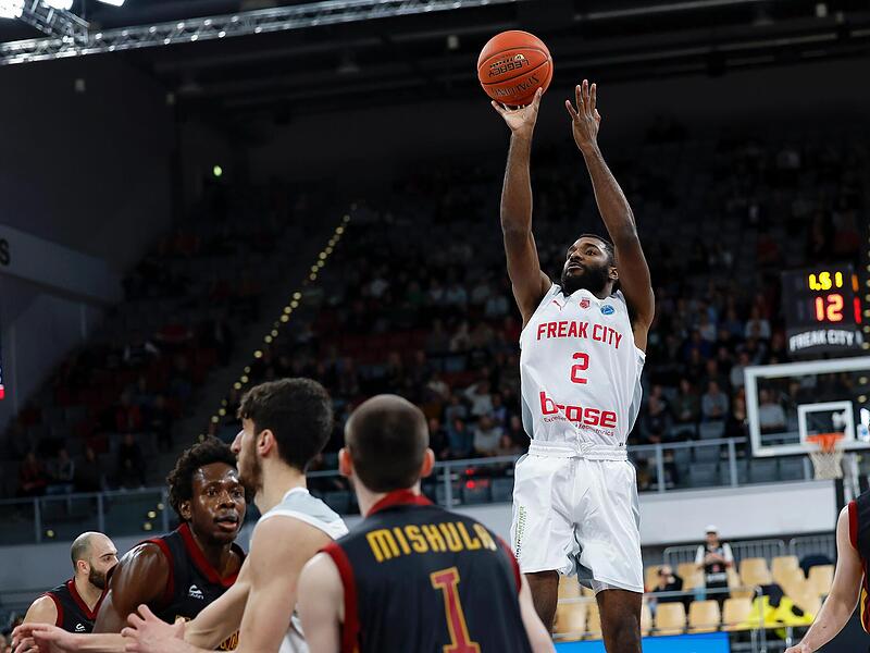 Nach zuletzt schwächeren Leistungen präsentierte sich Amir Bell (10 Punkte) formverbessert.