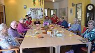 Zeitung vorlesen, basteln, singen: Die betreuten Menschen in der Tagespflege &bdquo;im Rosengarten&ldquo; verbringen die Zeit gerne gemeinsam.Forchheim & Fr&auml;nkische Schweiz