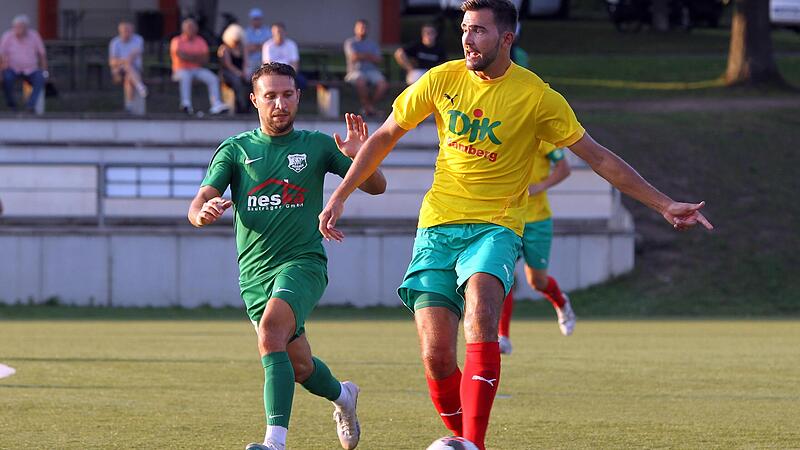 Auf den rotgesperrten Jonathan M&uuml;ller (rechts) muss DJK-Trainer Carsten N&uuml;&szlig;lein am Freitag im Heimsiel gegen den TSV Gro&szlig;bardorf verzichten.