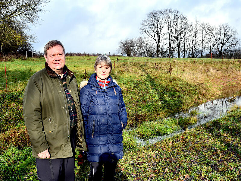 Peggy und Marcus Krehan halten mit Hilfe eigens angelegter kleiner Teiche das Wasser in der Fl&auml;che zur&uuml;ck.
