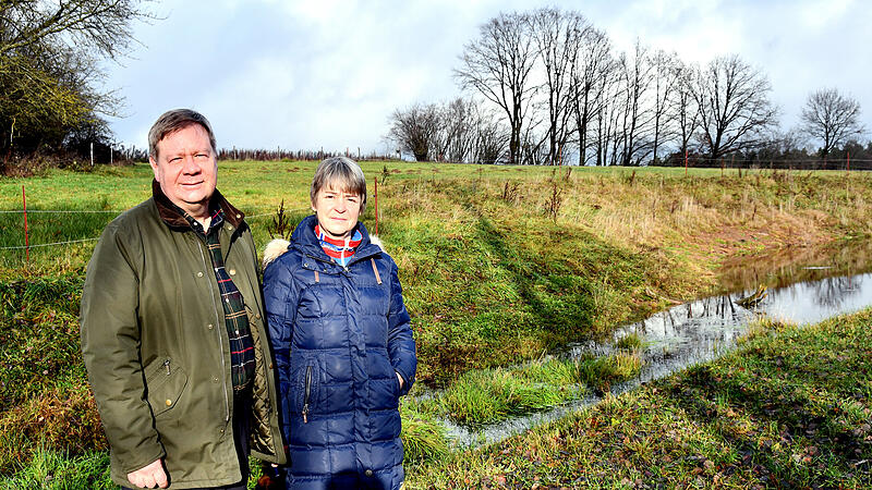 Peggy und Marcus Krehan halten mit Hilfe eigens angelegter kleiner Teiche das Wasser in der Fl&auml;che zur&uuml;ck.