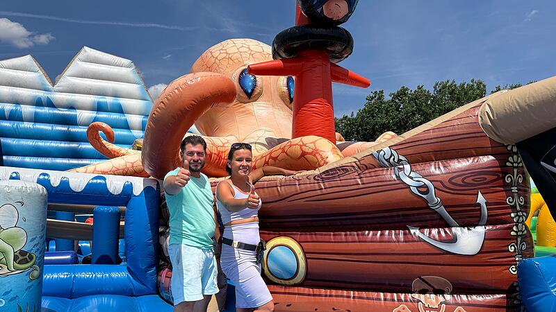 Organisator Giovanni Renz und seine Ehefrau Sandy freuen sich auf Besuch.Hüpfburgenpark Nimmerland gastiert in Forchheim Organisator Giovanni Renz und seine Ehefrau Sandy freuen sich auf Besuch.